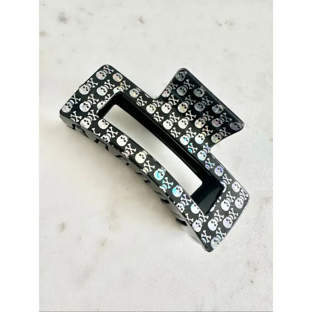Iradecent pirate skull black hair claw